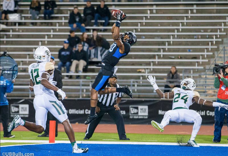 Bulls WR Malcolm Robinson makes a spectacular TD grab against Baylor.